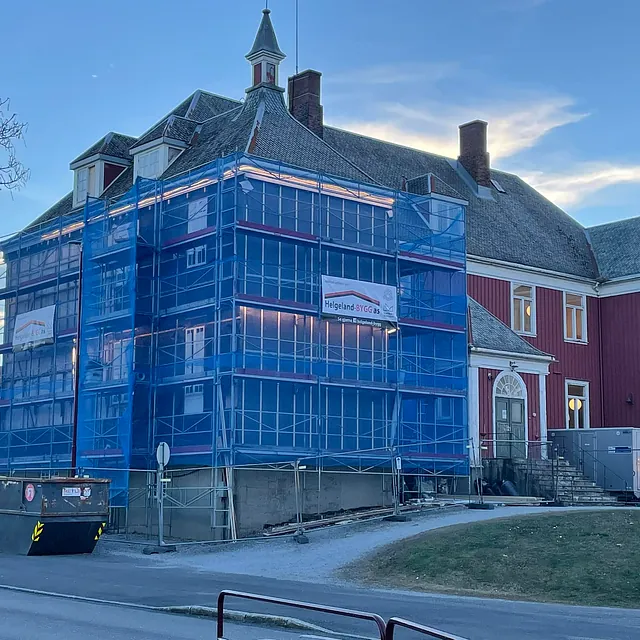 Rød hus under renovering